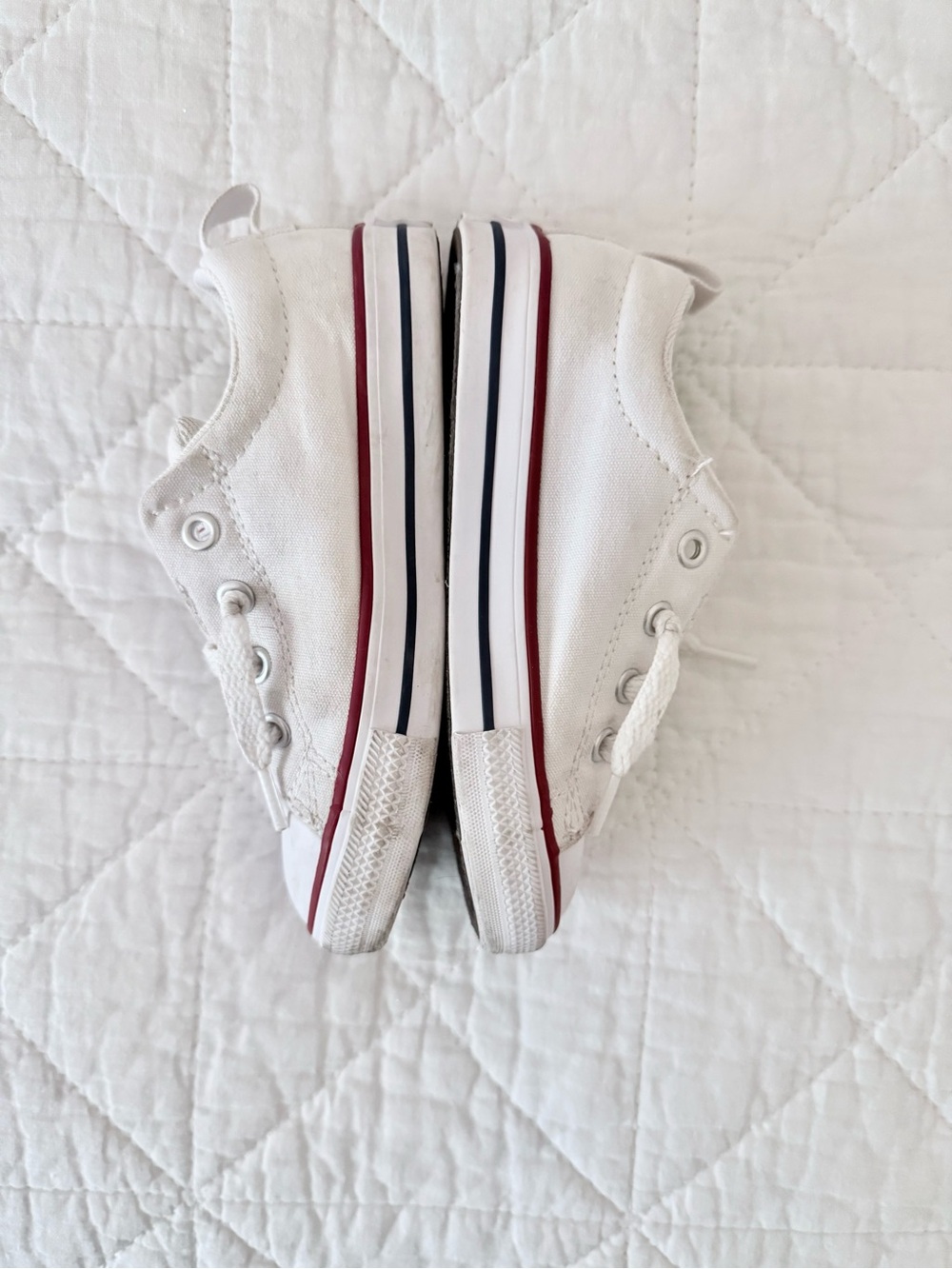 9 Toddler Converse Kids White Low-Top Sneakers Red Trim - Picture 2 of 8